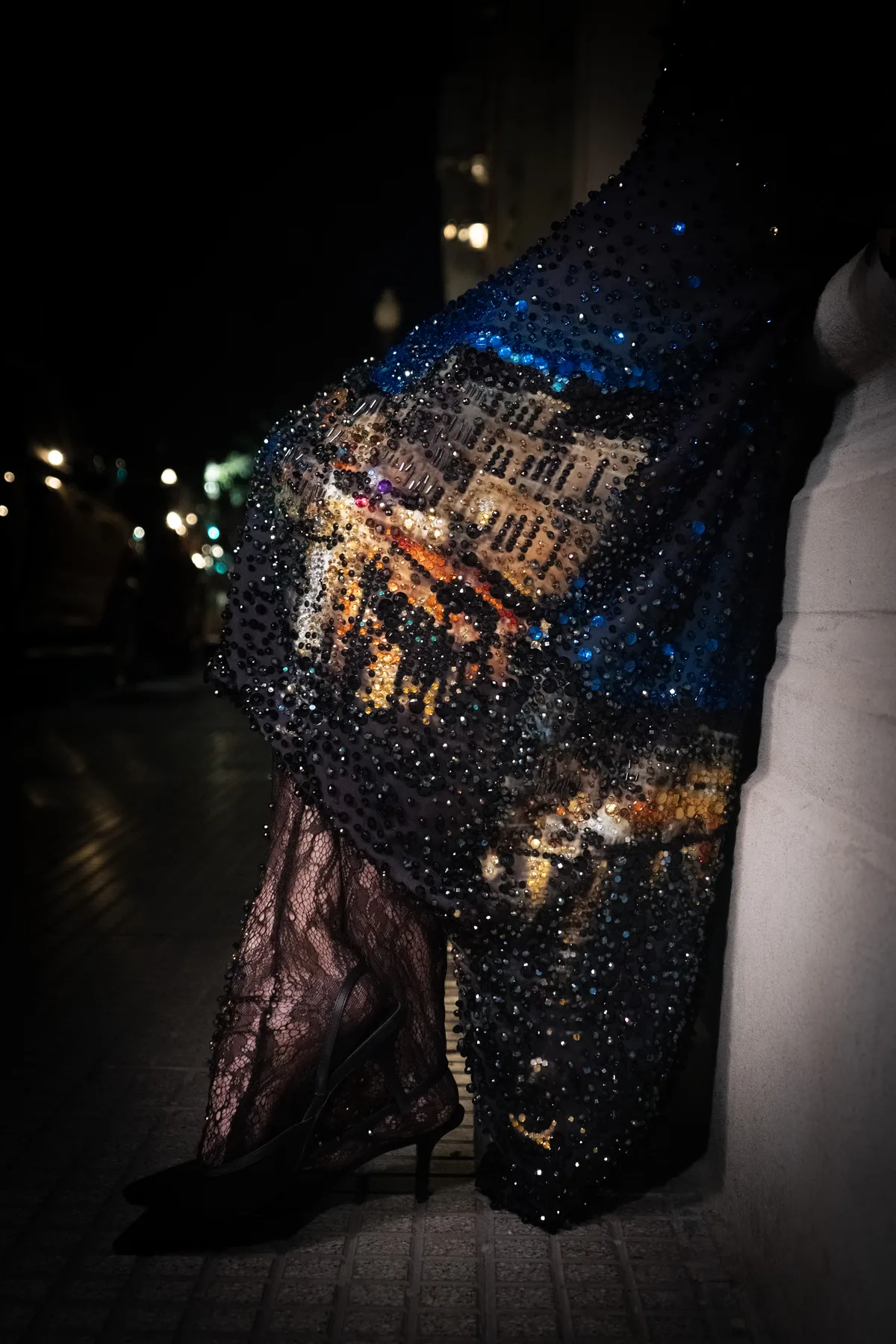 Vestido negro bordado con un paisaje nocturno de Venecia